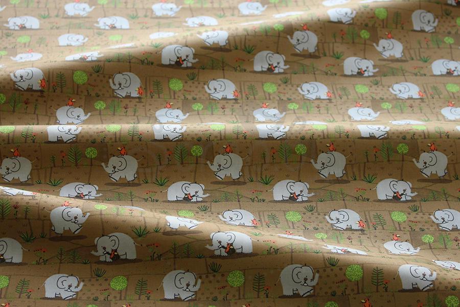 Хлопок Слоники в лесу на бежевом